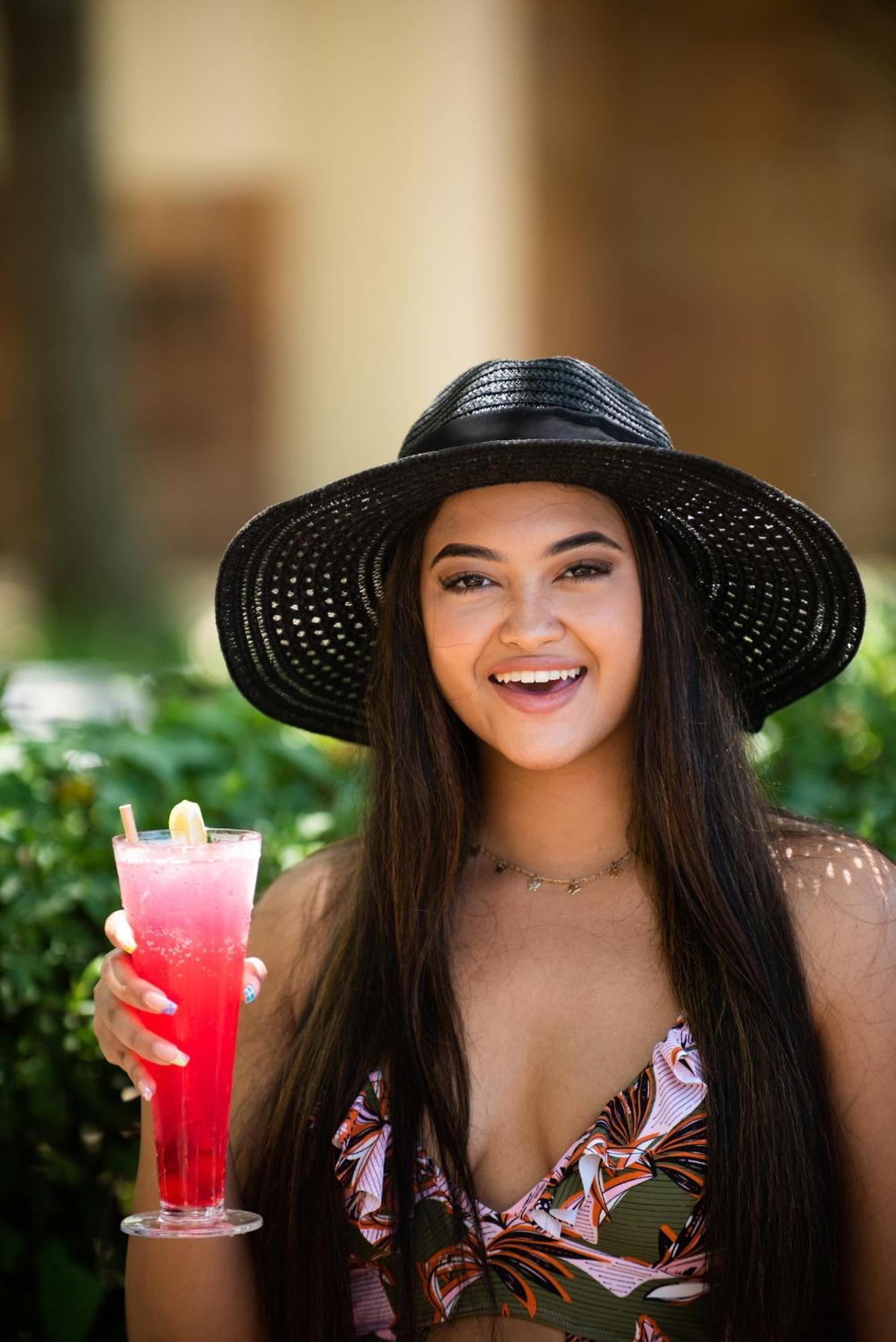 The Capital Zimbali Hotel Ballito Exterior foto A woman wearing a sun hat
