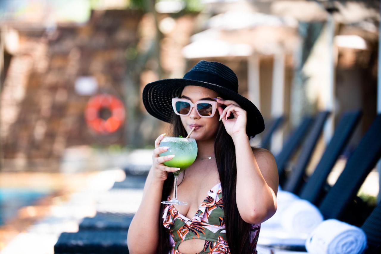 The Capital Zimbali Hotel Ballito Exterior foto A woman wearing a hat