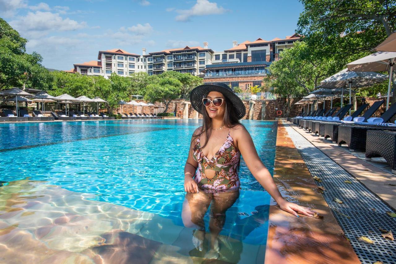 The Capital Zimbali Hotel Ballito Exterior foto A woman wearing a sun hat