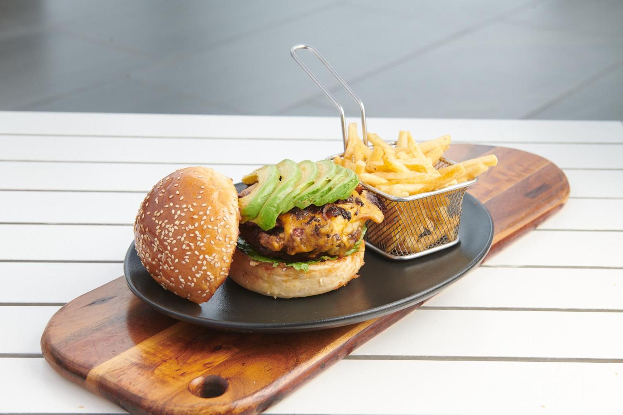 The Capital Zimbali Hotel Ballito Exterior foto A vegan burger with avocado and chips