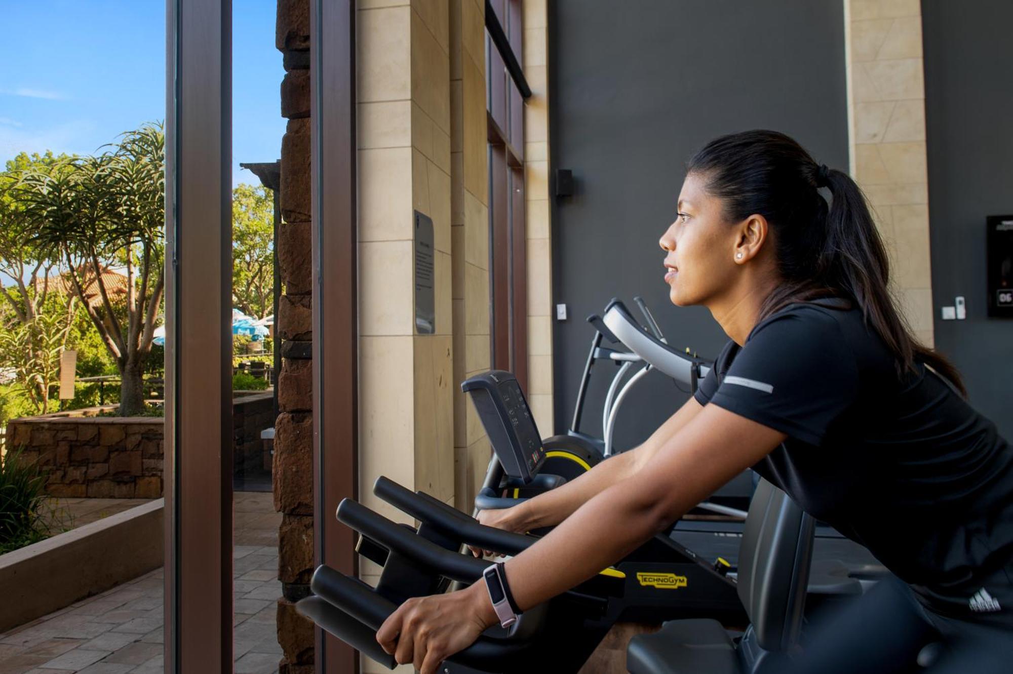 The Capital Zimbali Hotel Ballito Exterior foto A woman on a treadmill